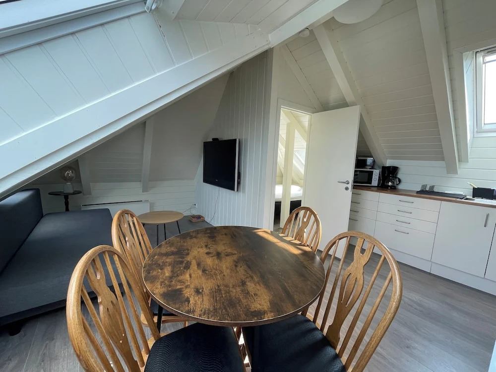 Stunning Hilltop Nest Unparalleled Views at BnB Ap 17