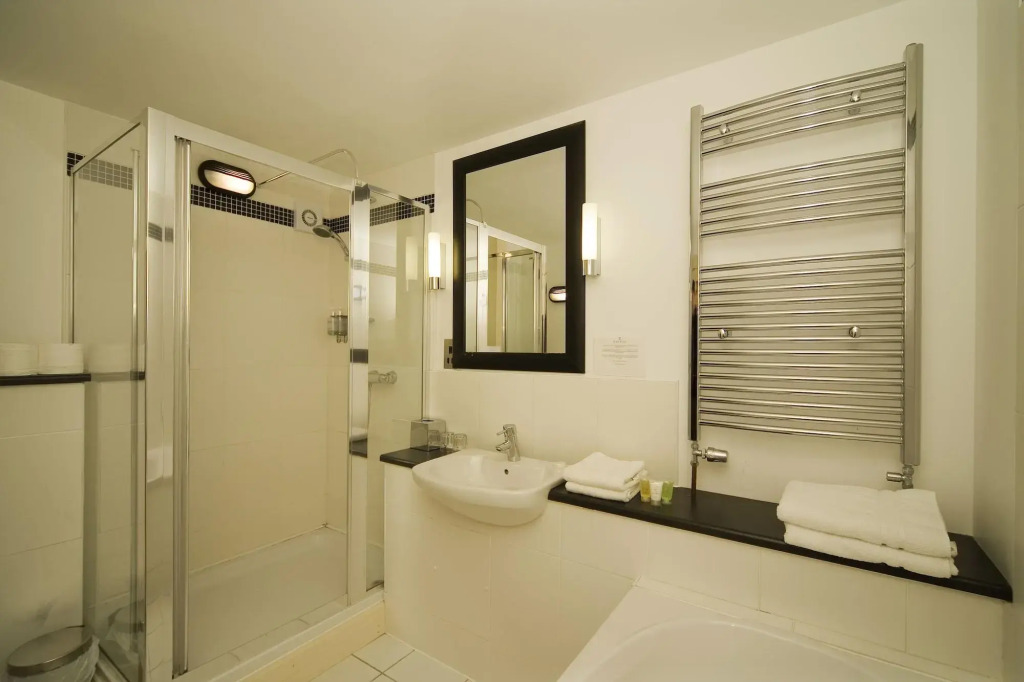Holly Tree Hotel, Swimming Pool & Hot Tub