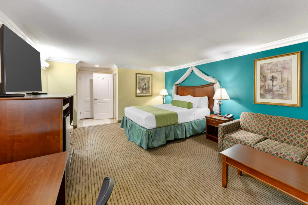 Best Western Harbour Inn & Suites Huntington - Sunset Beach