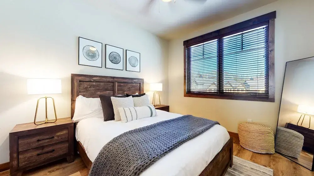 Woodwinds 1265 Luxury Townhouse, Private Hot Tub, 2 Car Garage by RedAwning