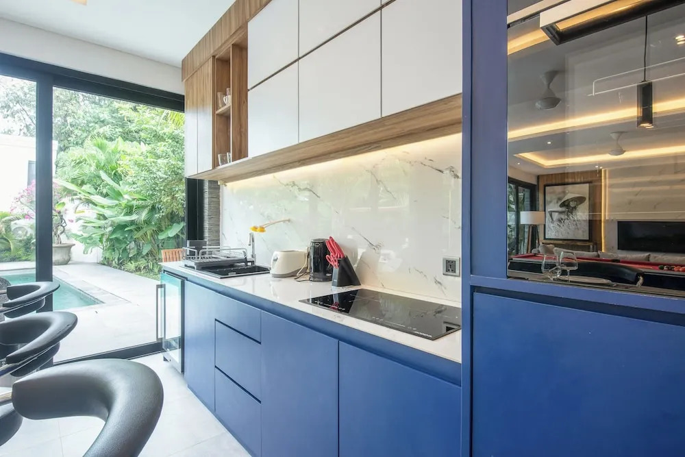 Elegant 3BR Retreat, Stylish Modern Villa Seminyak