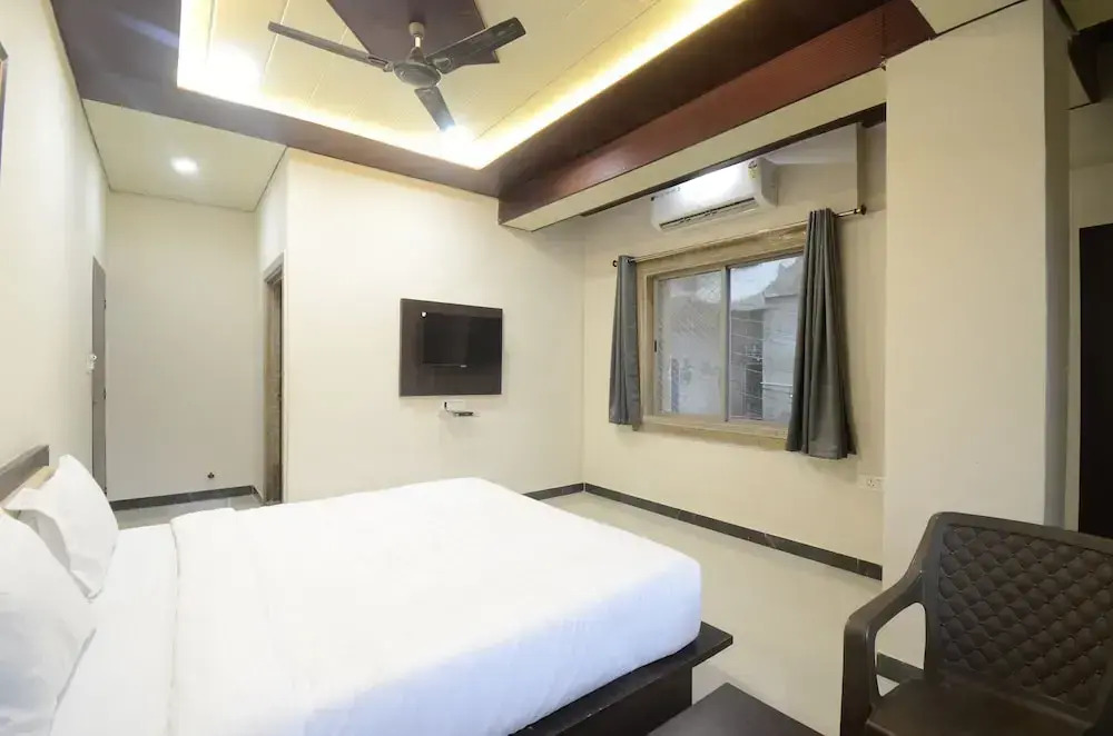 Hotel Shri Dhwaja Inn