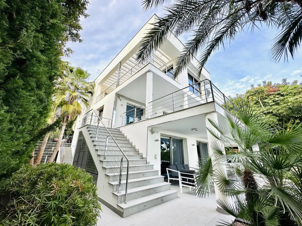 A001 - Villa de lujo en primera línea de mar
