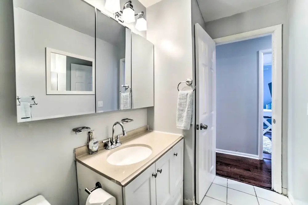 Pittsburgh Retreat w/ Deck ~ 4 Mi to Dtwn!
