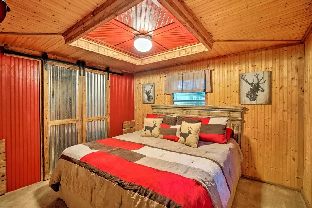 Private Hot Tub & Deck! Cabin Near Broken Bow Lake