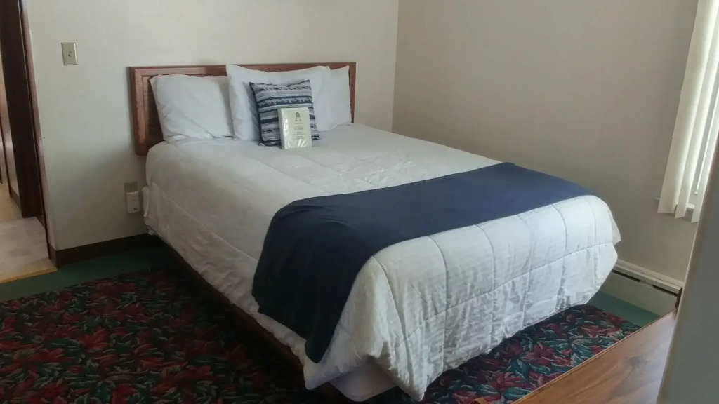 Cedar Motor Inn