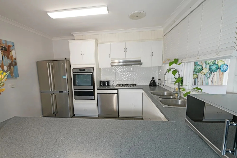 Bayside 4-BRM Home near Mentone