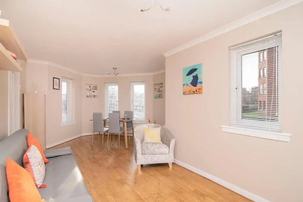 Ground Floor West End /City Centre / Rockvilla flat & Parking