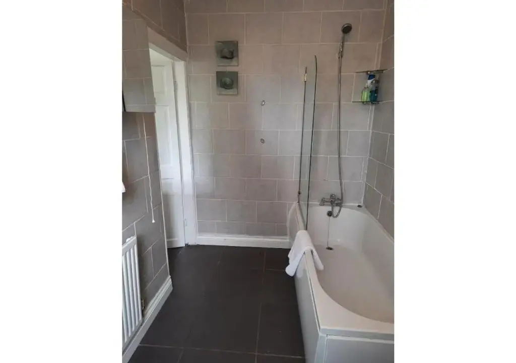 CIean and cozy quiet 3 bedroom house close to NEC and Heartland Hospital best for contractors or families