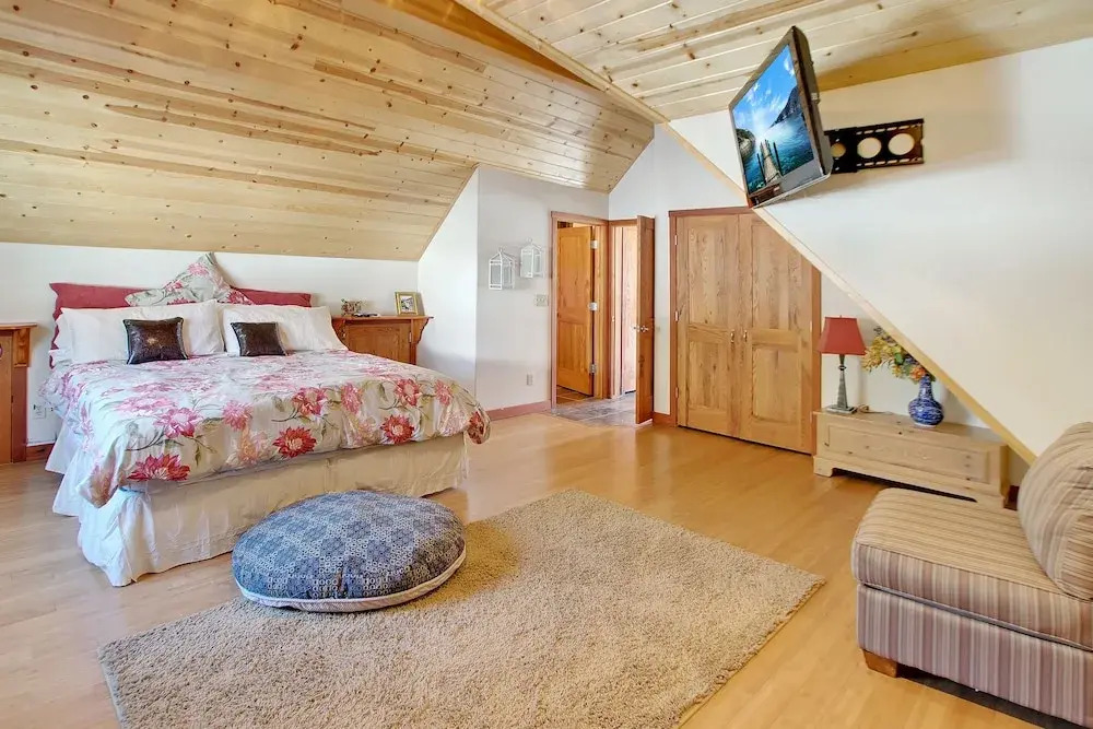 Lake House W/ Decks & Hot Tub 3 Bedroom Cabin