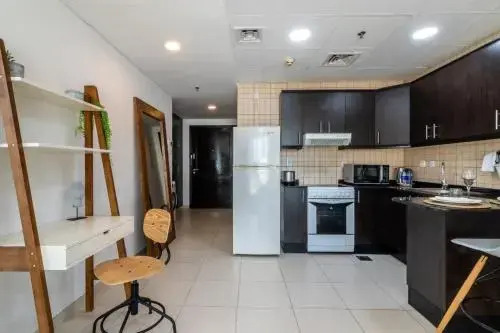 Luton Vacation Homes -Spacious Studio in Royal Oceanic, Dubai Marina