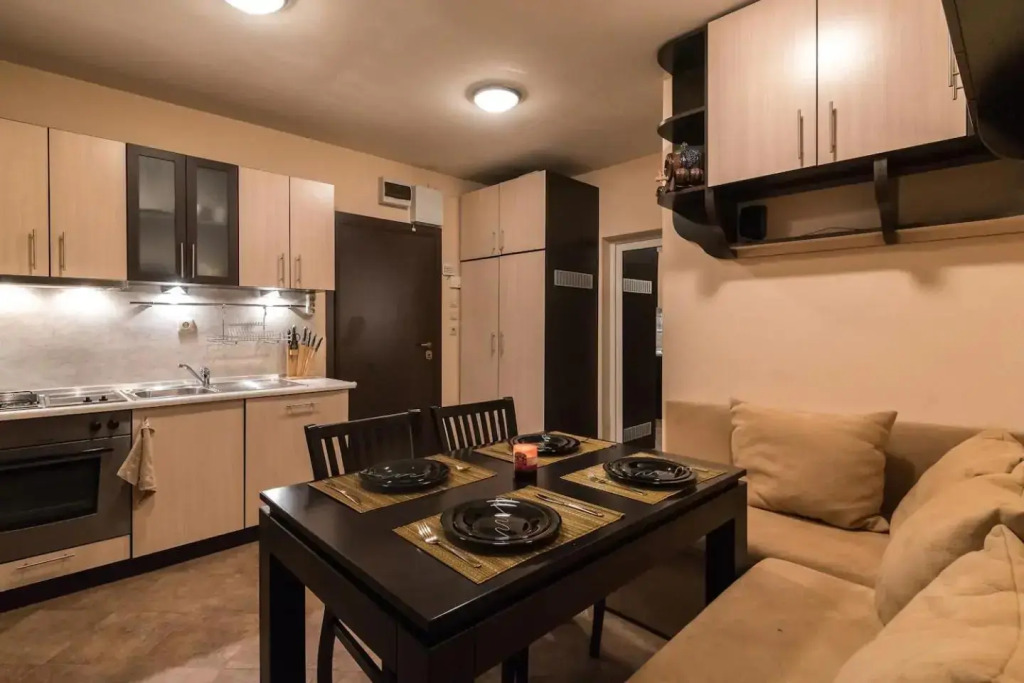 Charming, Fully-furnished, 2-bedroom apartment