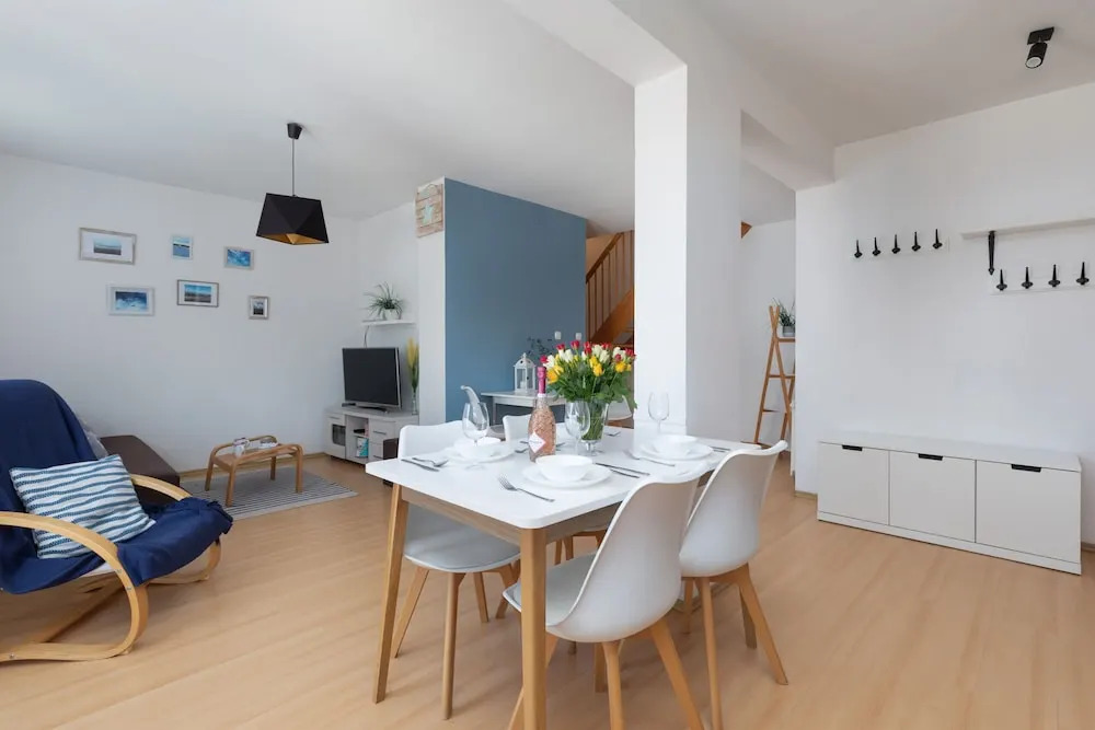 Chrobrego 2-bedroom Apartment by Renters