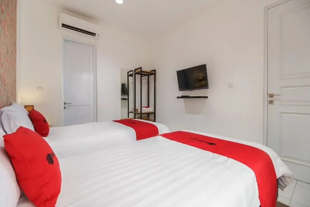 RedDoorz Plus near Exit Toll Puncak 2