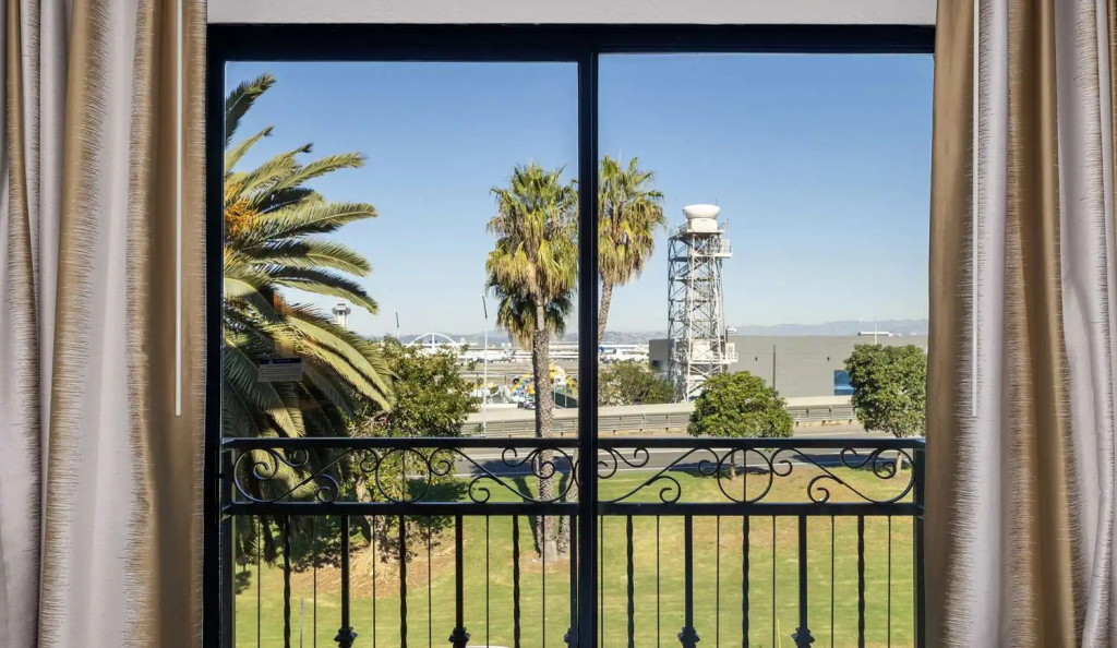 Embassy Suites by Hilton Los Angeles International Airport South