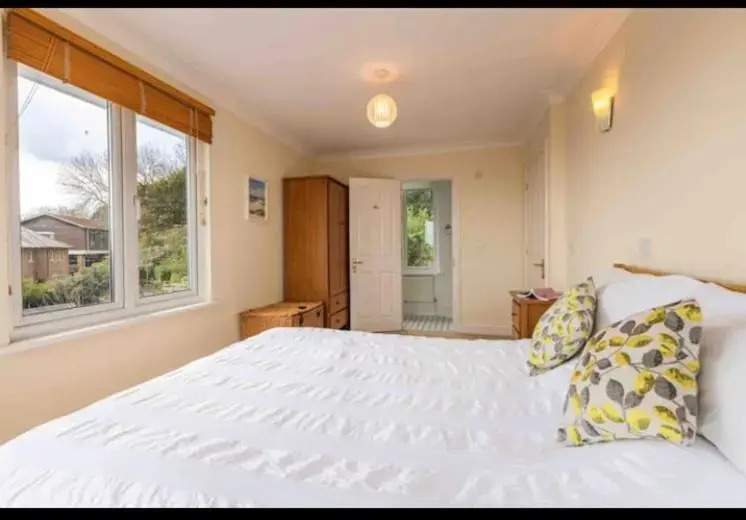 Fantastic spacious house with beautiful panoramic views of the bay Only a few minutes walk from beach harbour and restaurants This house has 3 bedrooms 3 bathrooms and 2 lovely sitting rooms