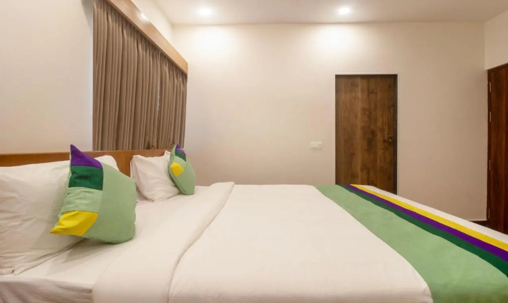 Treebo Elite Plaza, 700 Mtrs From Madikeri Fort