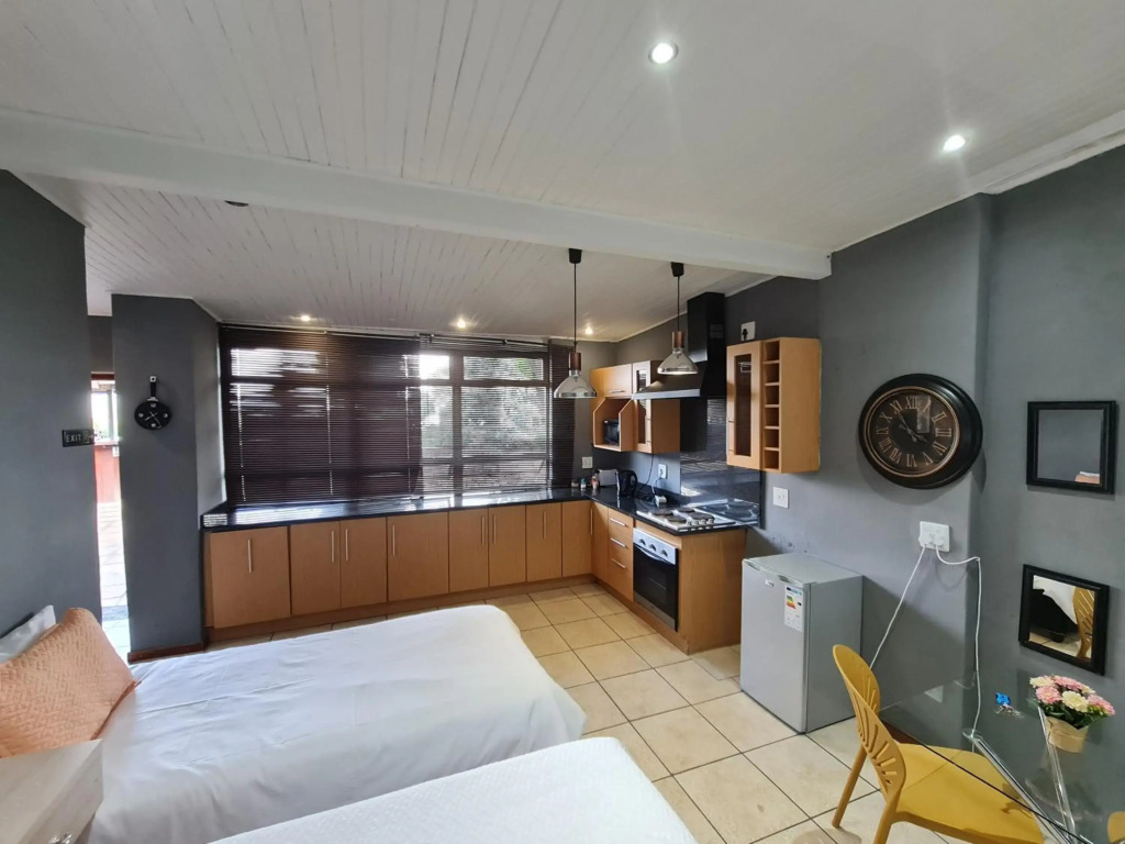 Mia Hills guest house