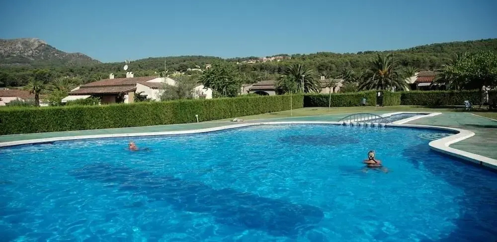 Casa con jardín y parking exterior cerca del mar