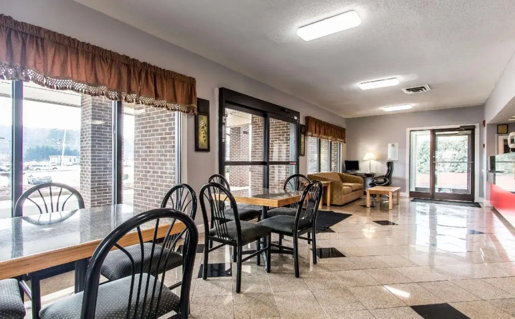 Econo Lodge Inn & Suites Huntsville University Area