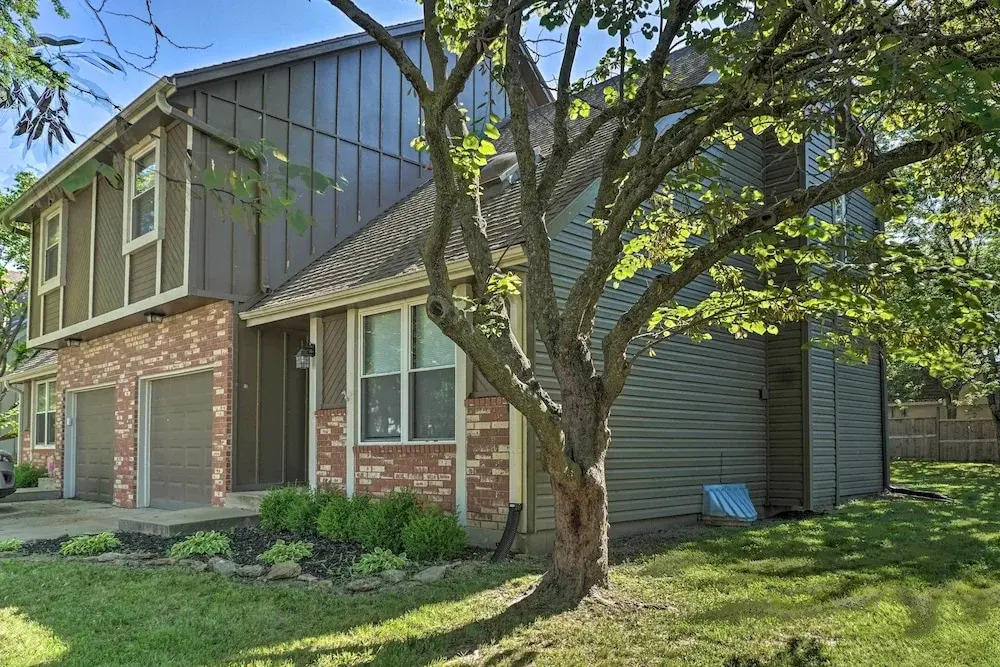 Modern Townhome w/ Fireplace: Near Stoll Park