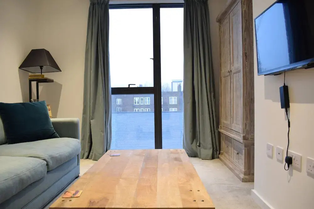 Spacious Greenwich Flat