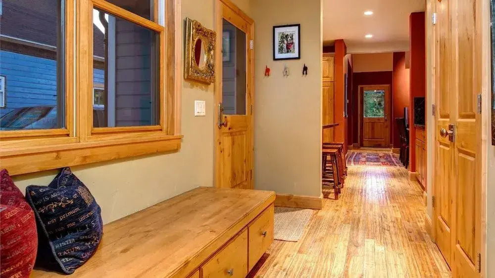 Town Lift Gem 4 Bedroom by RedAwning
