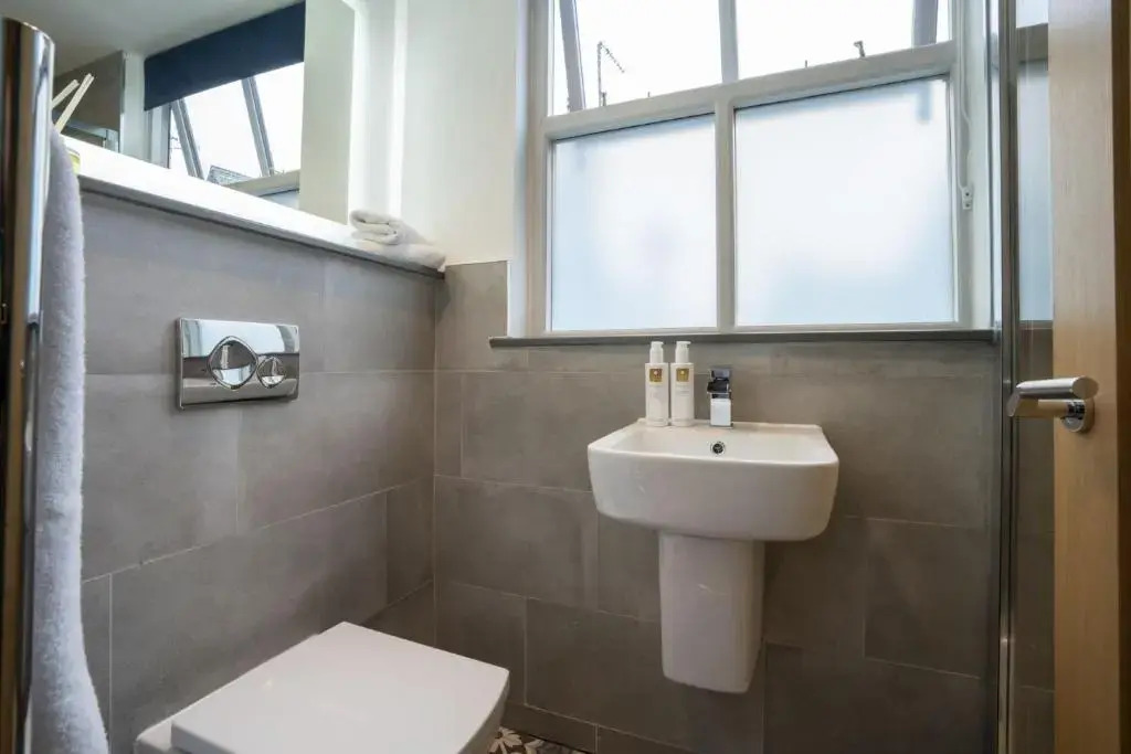 Spacious - Contemporary 2BR Apartment - Central Ambleside - Parking