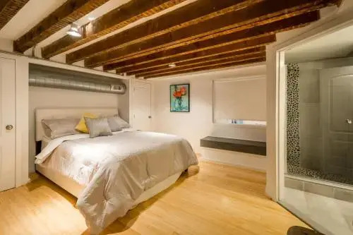 LazyKey Suites - Stylish 2BD Loft in the Heart of Old City