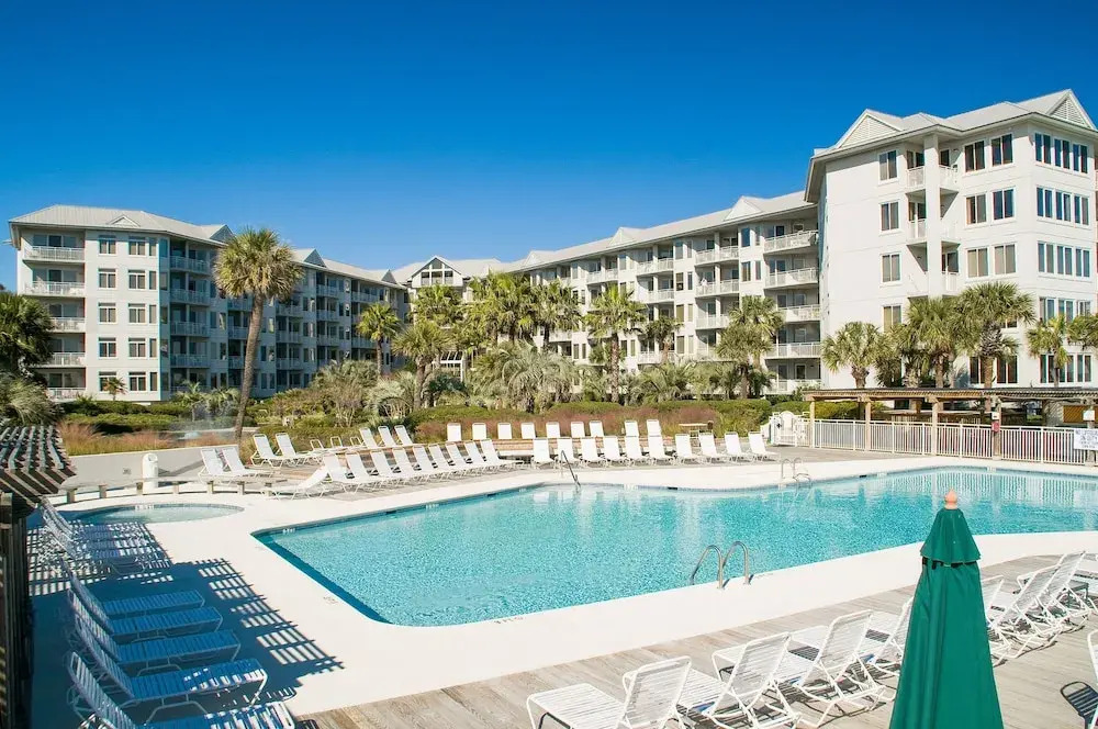 Coligny Plaza W/ Rooftop Pool, Walk To Beach 2 Bedroom Condo