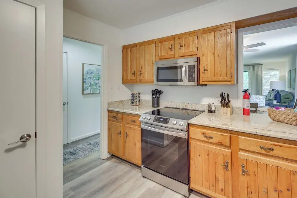 Pool, Hot Tub & Lake Access: Lake Hamilton Condo!