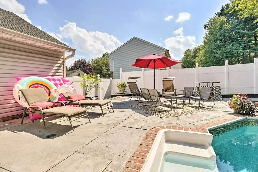 Bel Air Apartment w/ Pool ~ 2 Mi to Main St