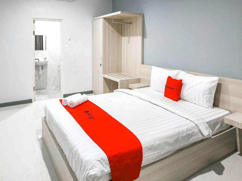 RedDoorz near Pasar Atom Mall