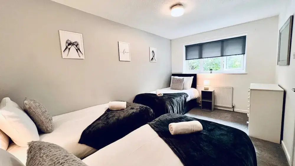 Stylish Townhouse With Free Parking in Liverpool