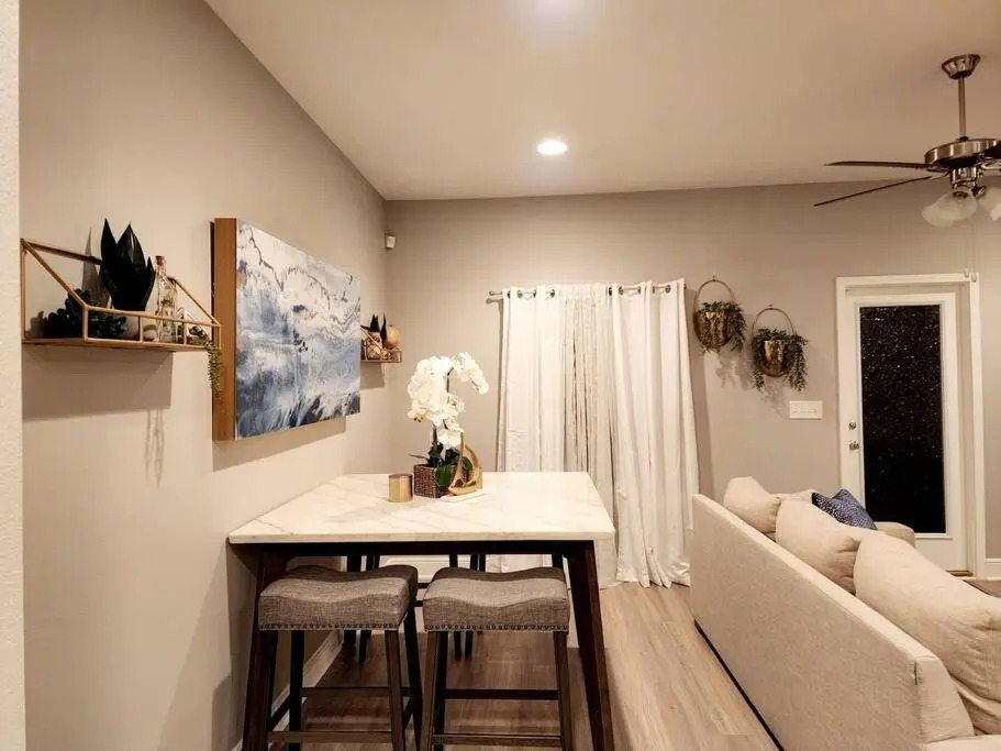 Luxurious 3br 2.5ba Townhome w/ community pool- sleeps 6
