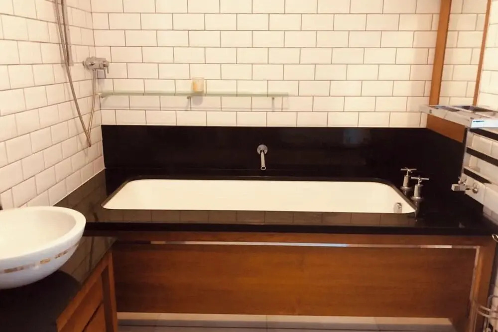 1 Bedroom Flat Sleeps 4 -free Onsite Parking -wifi
