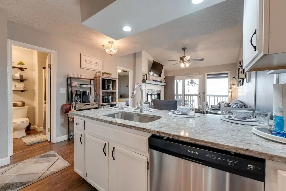 Branson West Condo ~ 1 Mi to Silver Dollar City!