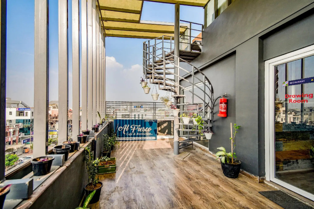 OYO Townhouse 263 Hotel Luxurs Shri Gopal Nagar