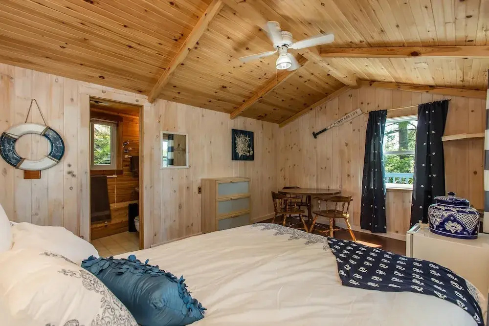 Magic on Little Go Home~3 bedroom cottage + guest cabin on 980 ft shore!
