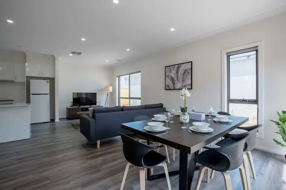 Comfy And Warm Home In Point Cook