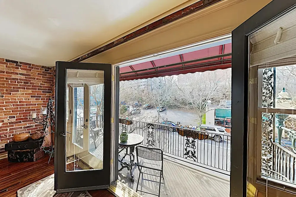 Remodeled All-suite Downtown Loft W/ Balcony 2 Bedroom Condo