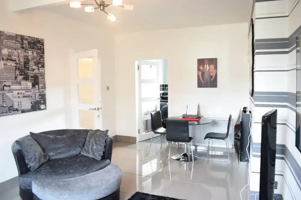 2 Bedroom Edinburgh Apartment Close To Airport