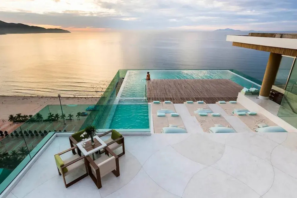 Exclusive 120sqm 2bdr Corner Suite Rooftop Pool