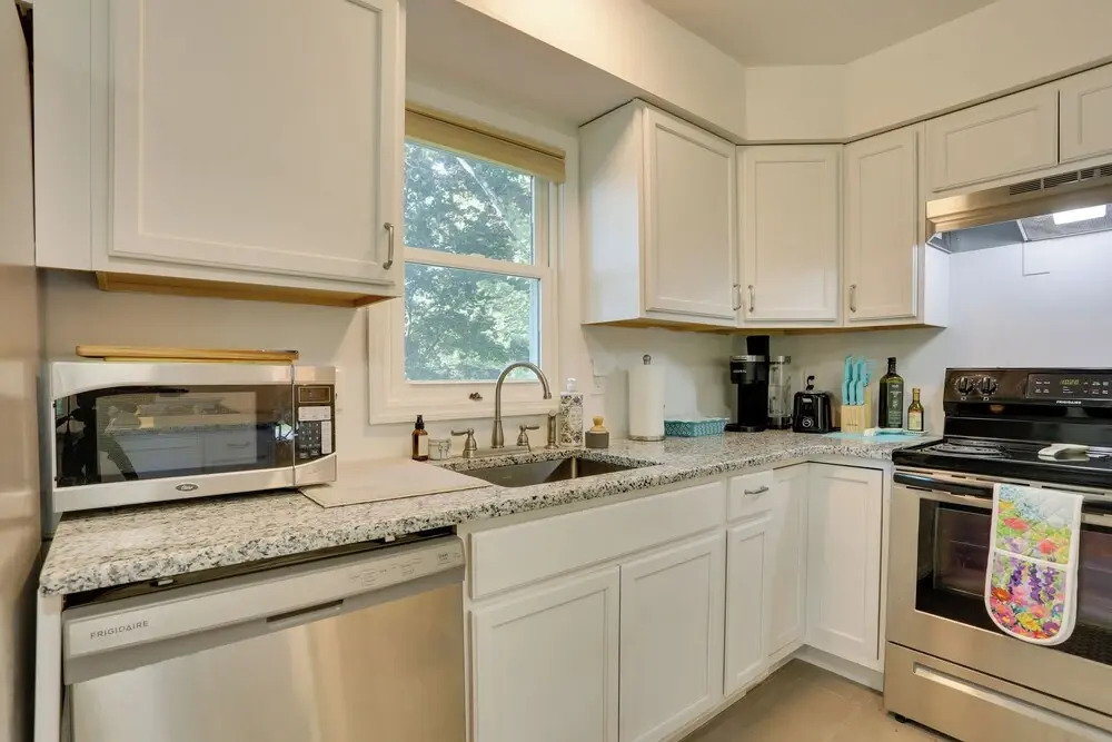 Kiamesha Lake Home w/ Deck: 4 Mi to Resorts World!