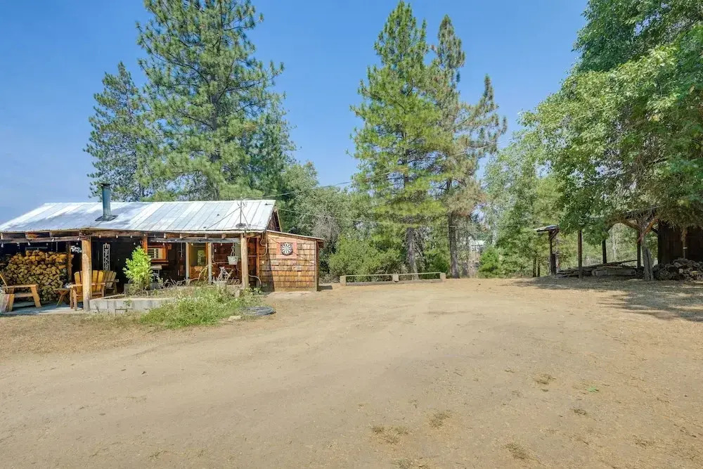Rustic Cabin w/ Patio: 8 Mi to Kings Canyon Park