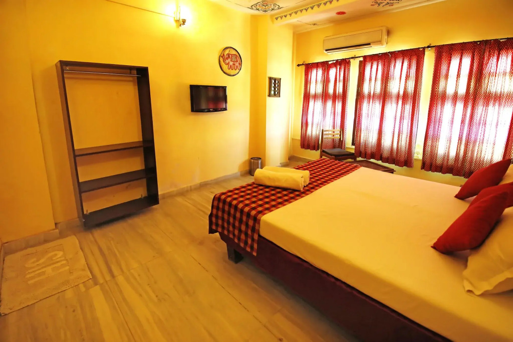 The Lake View Hotel- On Lake Pichola
