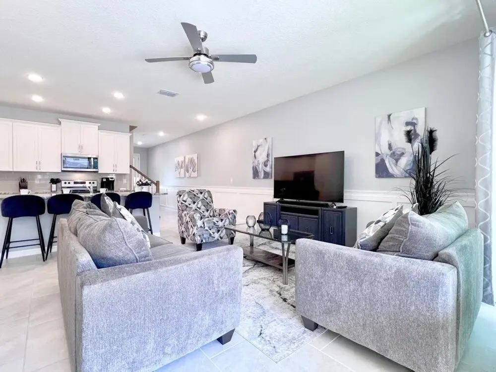 Beautiful 5 Bedroom Town Home with Splash Pool 5 Home by RedAwning