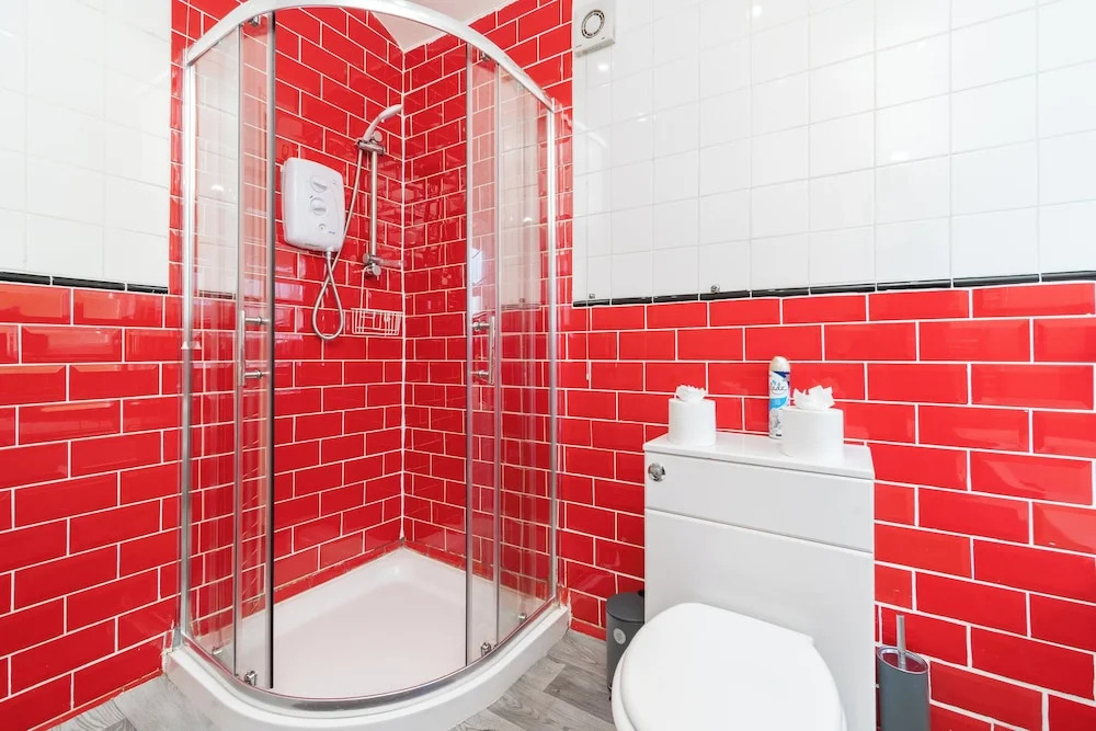 Spacious 2 bed House With Free on Street Parking