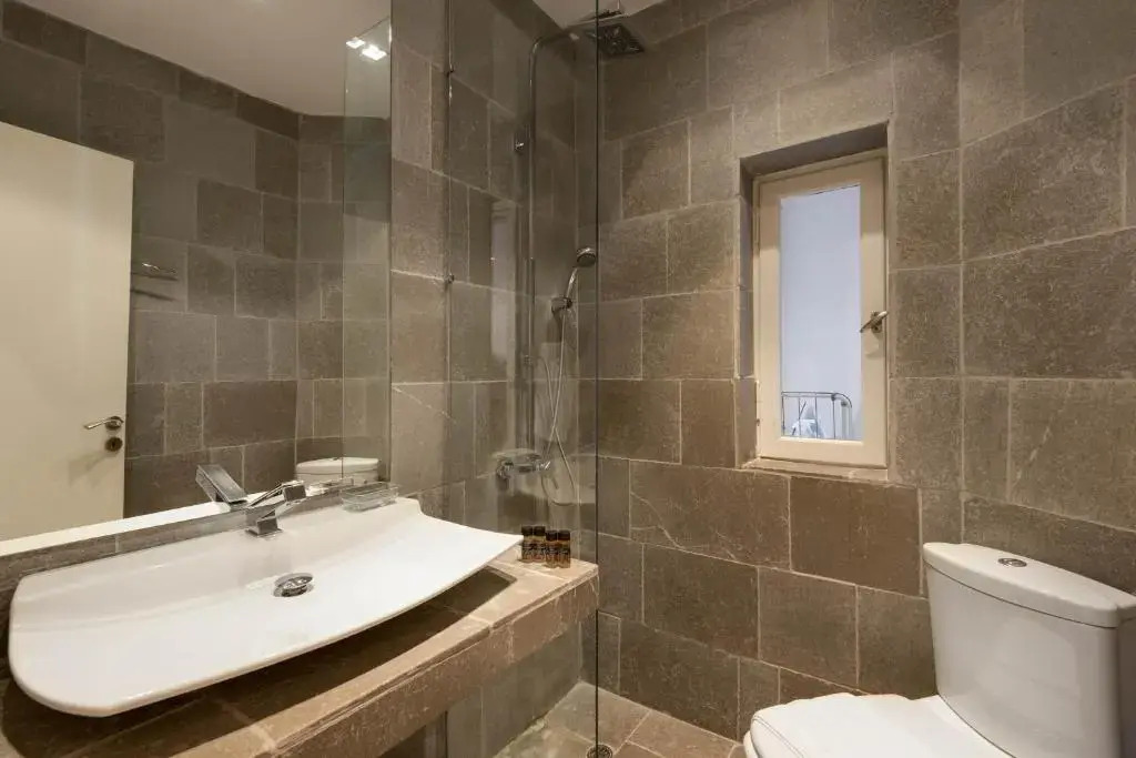 Stylish white 4 ppl apartment in City center