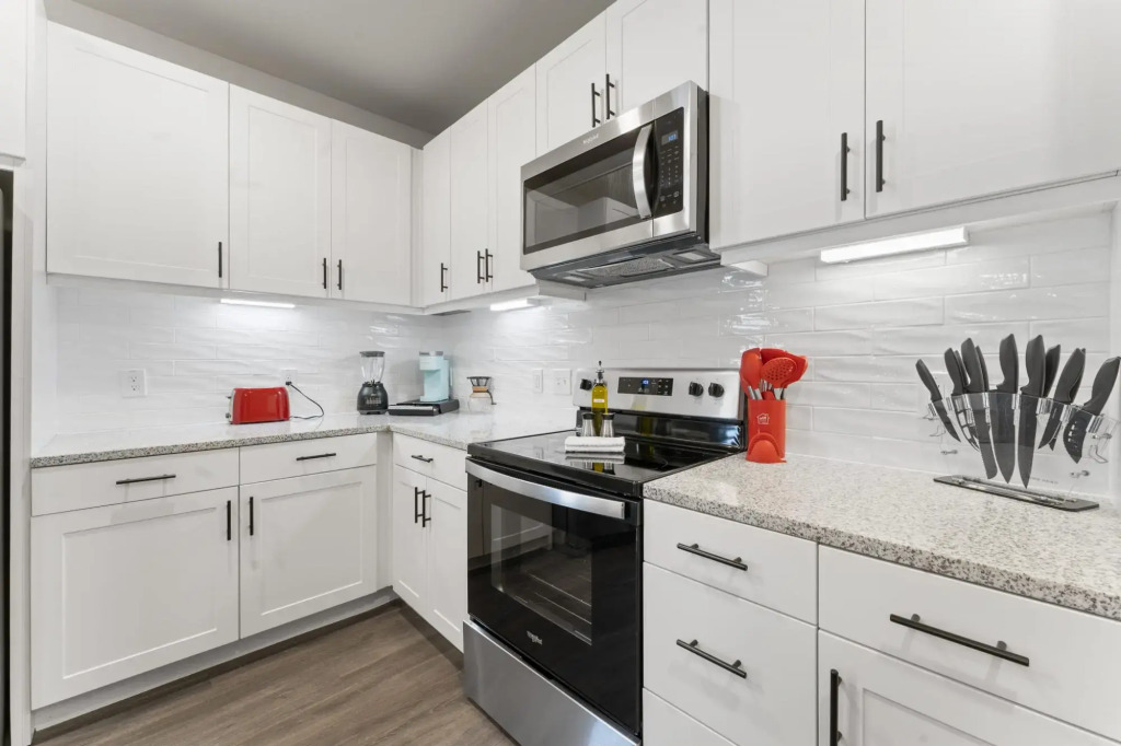 Top Floor 2BR King Beds Suite 8 Min to Downtown